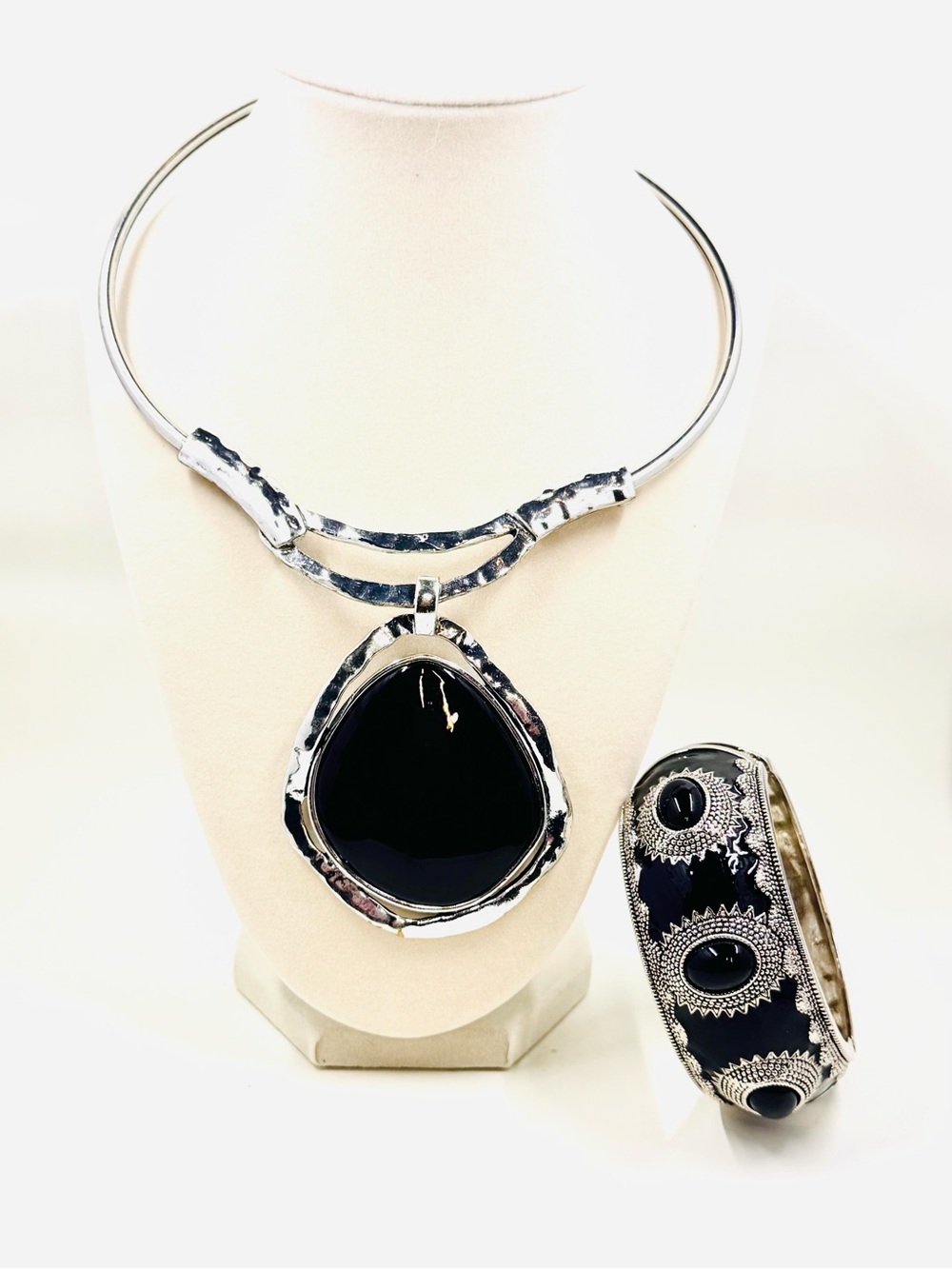 Silver-Tone Torque Necklace W/Black Stone Pendant & Enamel Clamper Bracelet Set